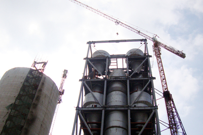 貴定海螺盤江公司首條生產(chǎn)線預熱器框架順利封頂